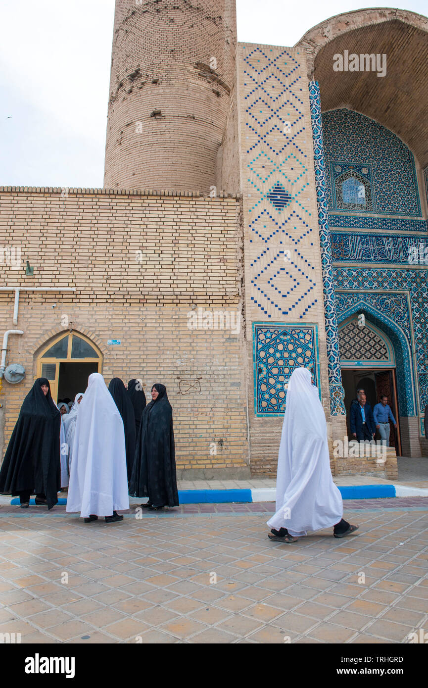 Las mujeres rumbo a la oración de la mañana del viernes en la mezquita de Jame histórica en la aldea de Varzaneh, Irán. Foto de stock