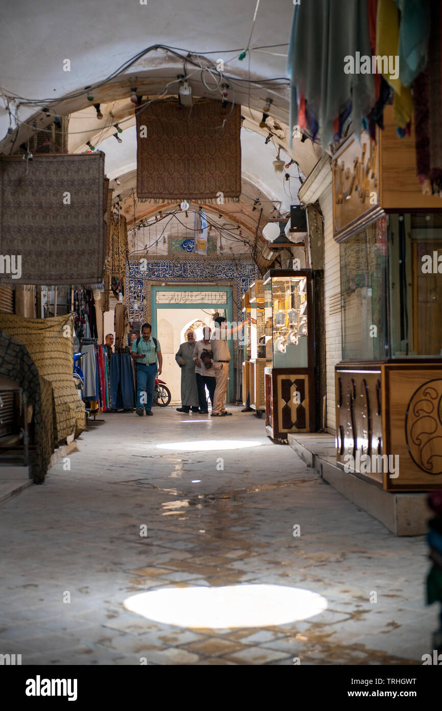 La gente de compras en el bazar en Yazd, Irán Foto de stock