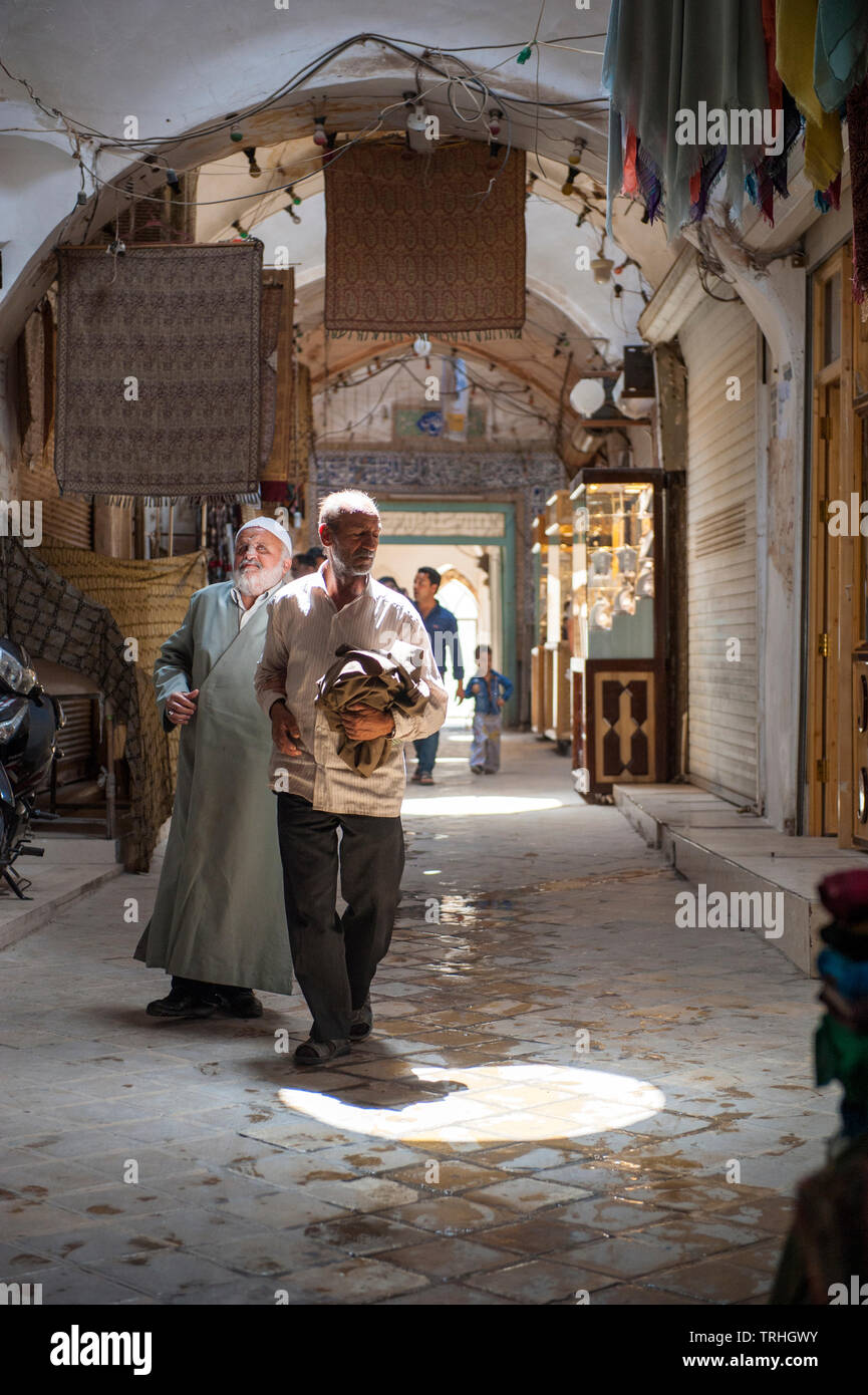 La gente de compras en el bazar en Yazd, Irán Foto de stock