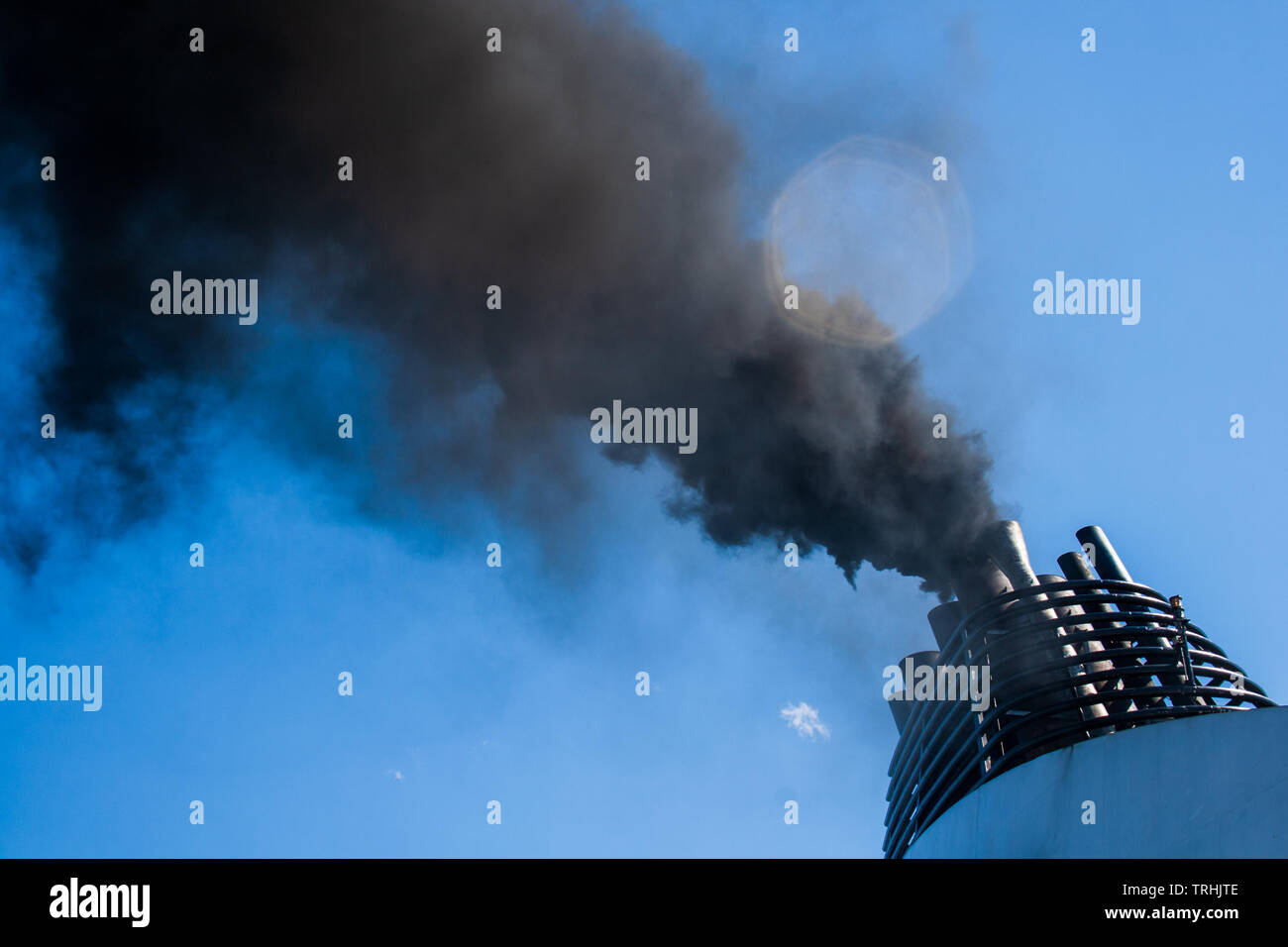 Embudo de buques que emiten humo negro, la contaminación del aire Foto de stock