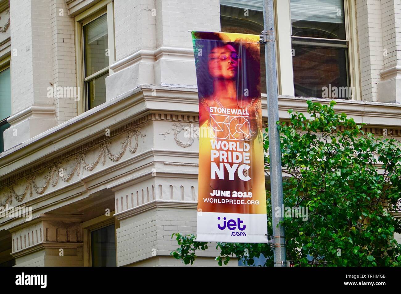 Mundo orgullo NYC Junio 2019 banner en Greenwich Village, Nueva York, NY, EE.UU. Foto de stock