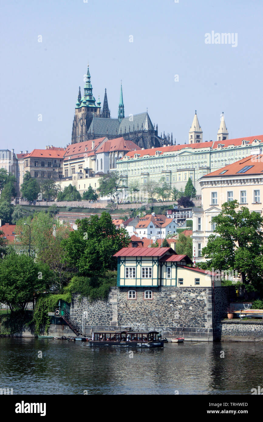 Vltava, Cisjordania y la Catedral de San Vito en Praga, República Checa Foto de stock