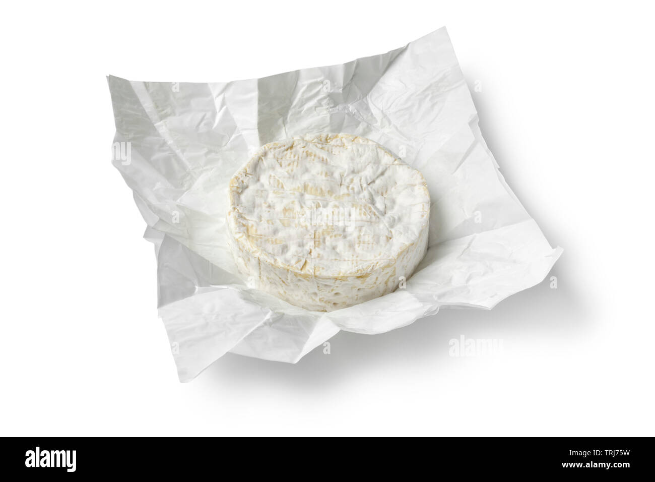 Solo ronda entera francés Brie cheeseat papel paquete aislado sobre fondo blanco. Foto de stock