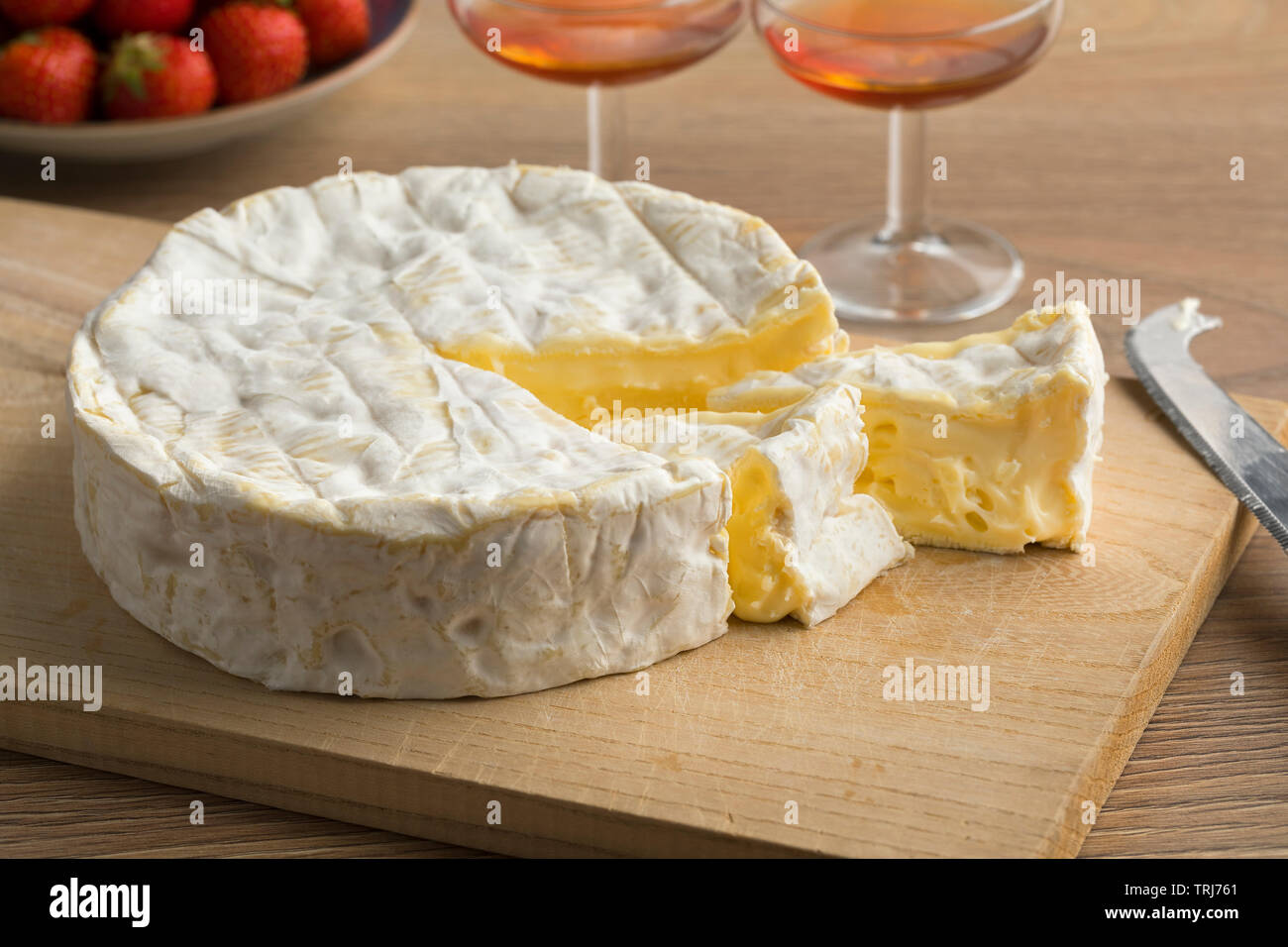 Frescos y cremosos de queso Brie francés como snack o postre Foto de stock