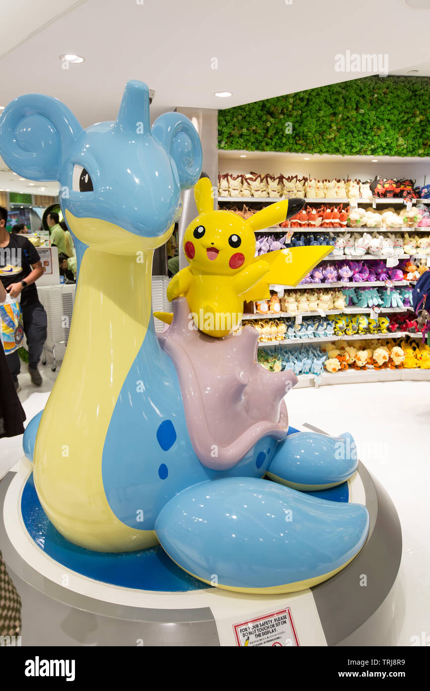 Pantalla grande de Lapras y Pikachu en Centro pokemon diamante en el  aeropuerto Changi de Singapur Fotografía de stock - Alamy