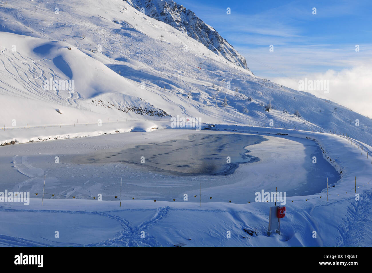 Alpes suizos: lago congelado por la nieve en agricultura Rothorn en  Lenzerheide en el cantón de Los Grisones Fotografía de stock - Alamy