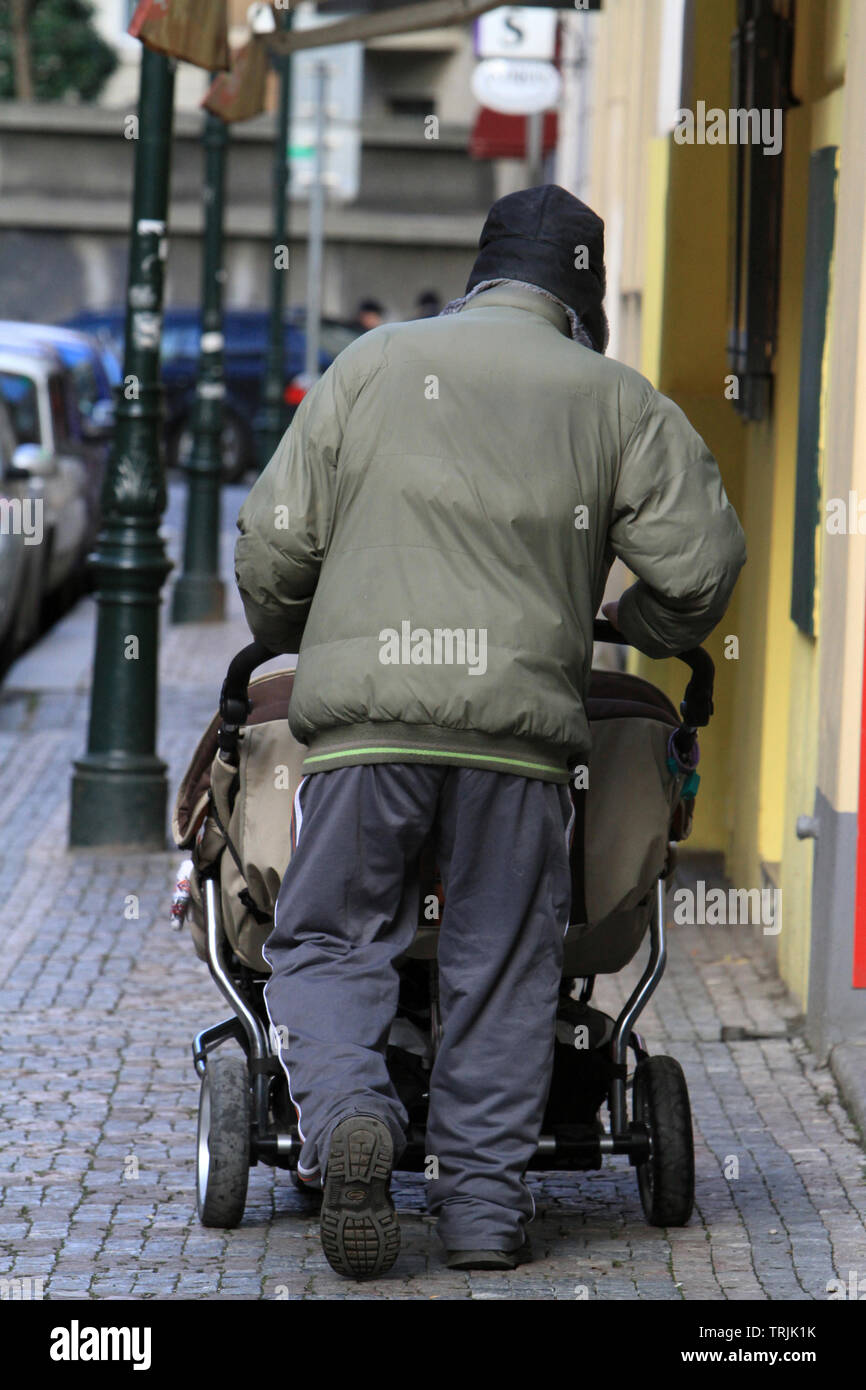 Homme poussant une poussette doble. Praga. República Checa. Foto de stock