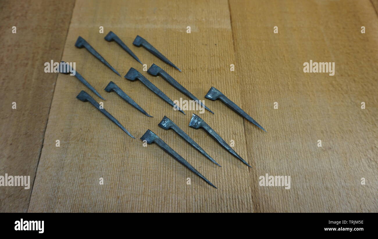 Clavos forjados a mano romana hasta época medieval una reconstrucción  mediante herramientas daegrad Fotografía de stock - Alamy