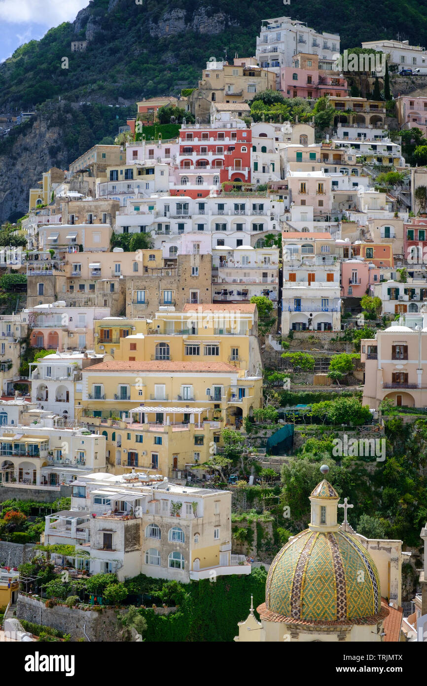 Estrechamente empaquetados y coloridas casas y hoteles en el acantilado de la villa italiana de Positano en la Costa Amalfitana de Campania, en el sur de Italia Foto de stock