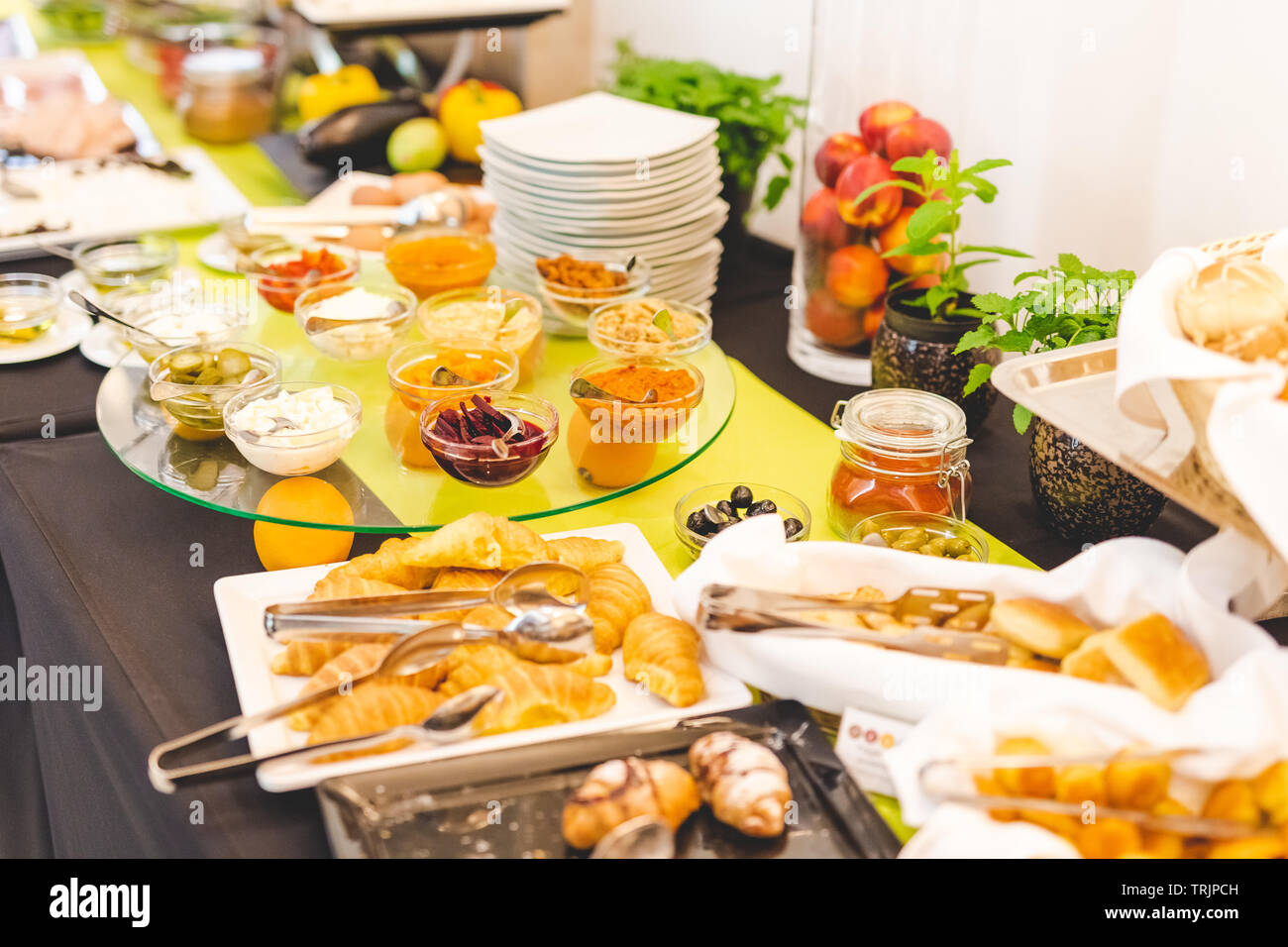 Concepto de mesa buffet de desayuno con un surtido de alimentos Fotografía  de stock - Alamy