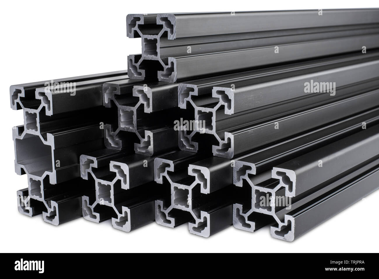 Pila de barras de extrusión de aluminio anodizado negro, aislado sobre  fondo blanco. Concepto de fábrica de acero de construcción metálica  Fotografía de stock - Alamy