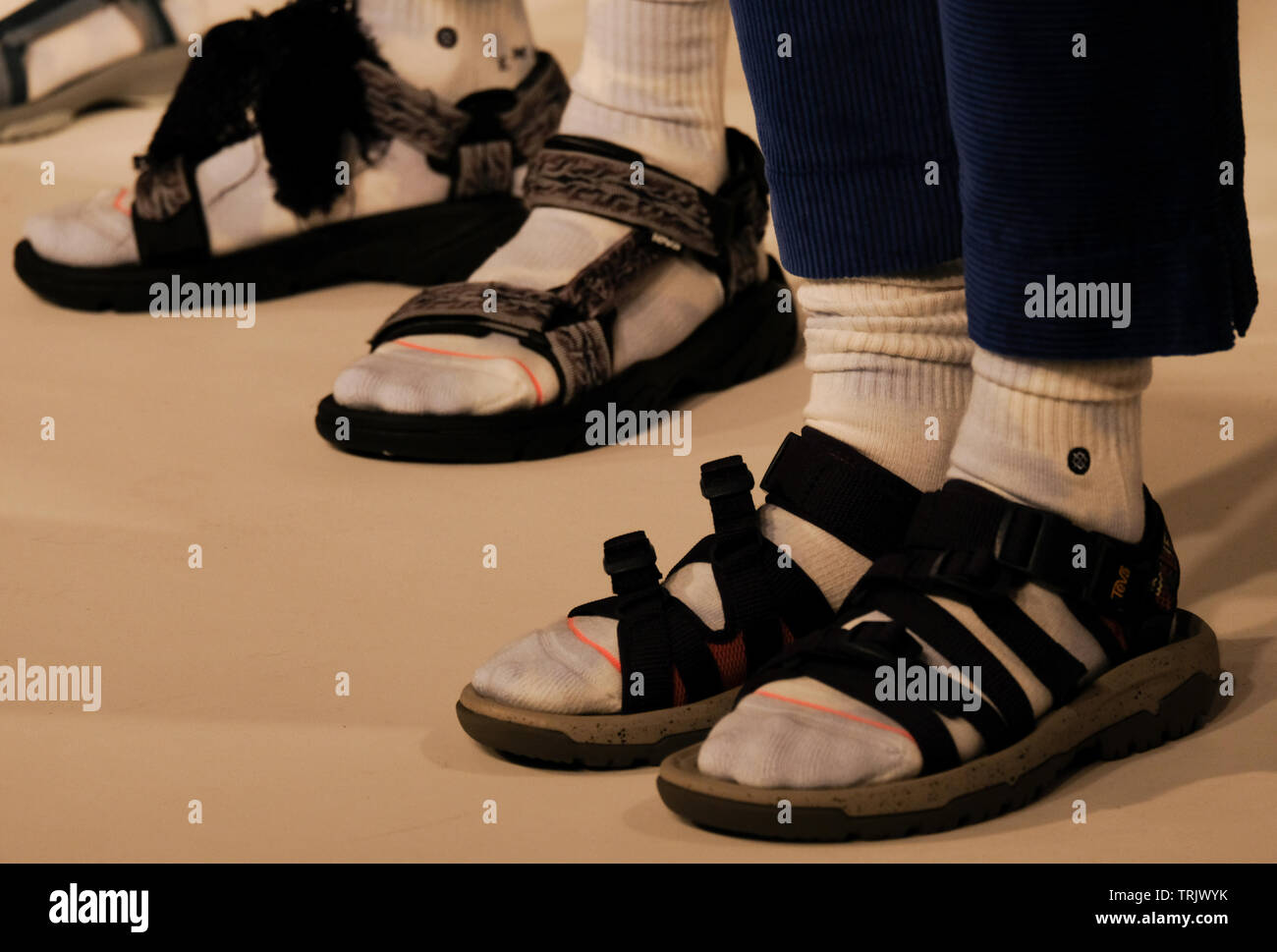 Los modelos rocen unas sandalias y calcetines buscan la presentación de la diseñadora Livia Tang en otoño de invierno de 2019 durante la Semana de la Moda de Londres en el Salón de los Capeones. Foto de stock