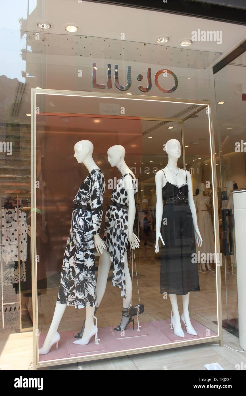 Modelos de pantalla en la ventana del almacén Liujo con elegantes vestidos  de verano por la etiqueta Liujo de lujo Fotografía de stock - Alamy