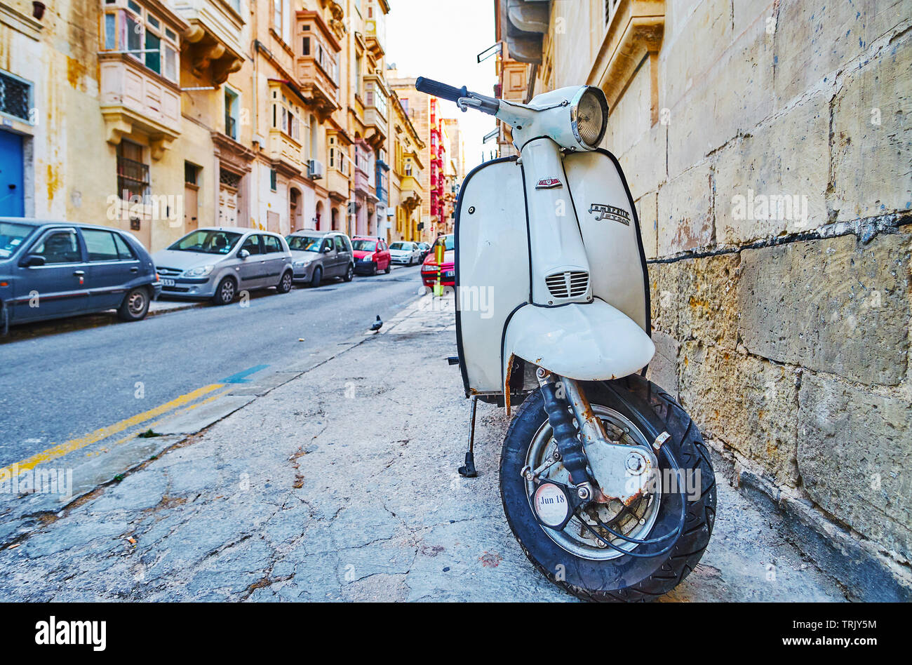 VALLETTA, MALTA - Junio 19, 2018: el blanco vintage moto Lambretta Jet 200 está estacionado en la parte vieja de la ciudad, en la calle 19 de junio en La Valetta. Foto de stock