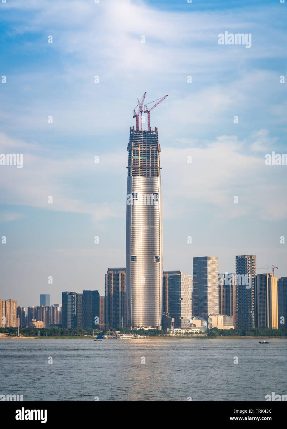 Wuhan horizonte y el Río Yangtze con supertall rascacielos en construcción en 2019 en Wuhan, China de Hubei Foto de stock