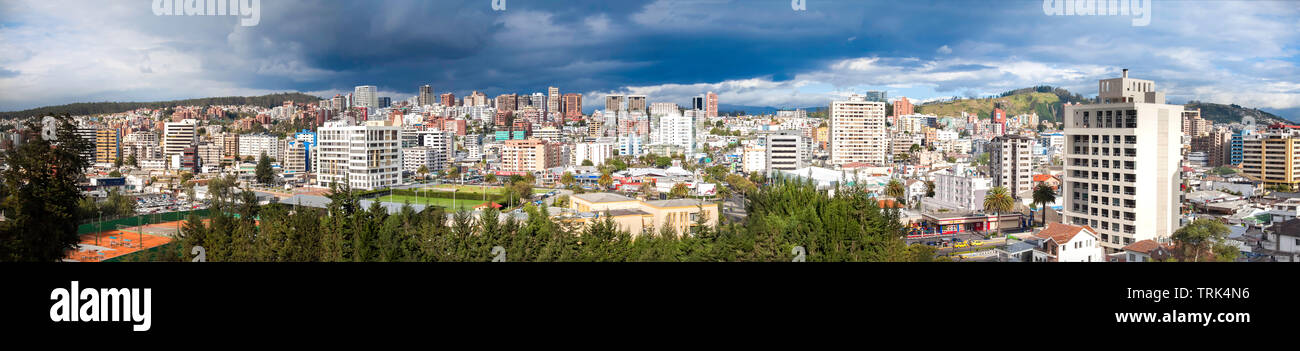 La vista de Quito mirando al oeste desde el Hotel JW Marriott en la Avenida Orellana. Quito es la capital de Ecuador. Foto de stock