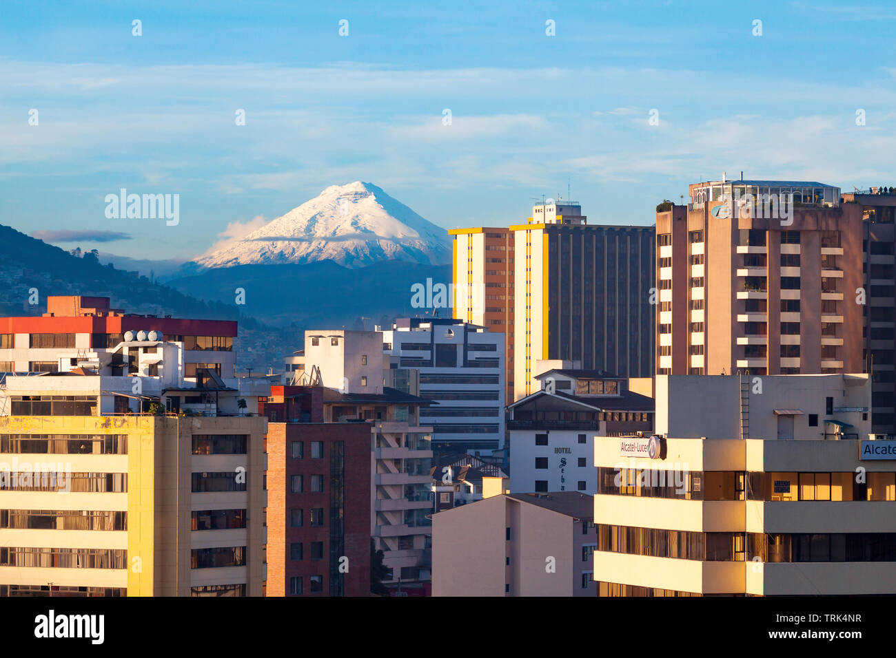 Cotopaxi es un estratovolcán activo en la Cordillera de Los Andes, ubicado en el cantón de la provincia de Cotopaxi de Latacunga. Esta imagen fue tomada desde la ciudad de Foto de stock