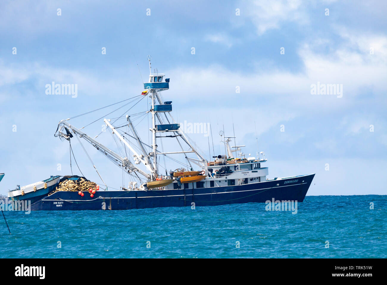 Don Mario es un 165 pies de largo, cerco Equadorian, buque de pesca comercial. Es retratada aquí en el ancla en la bahía de la Academia, frente a Puerto Ayora, t Foto de stock