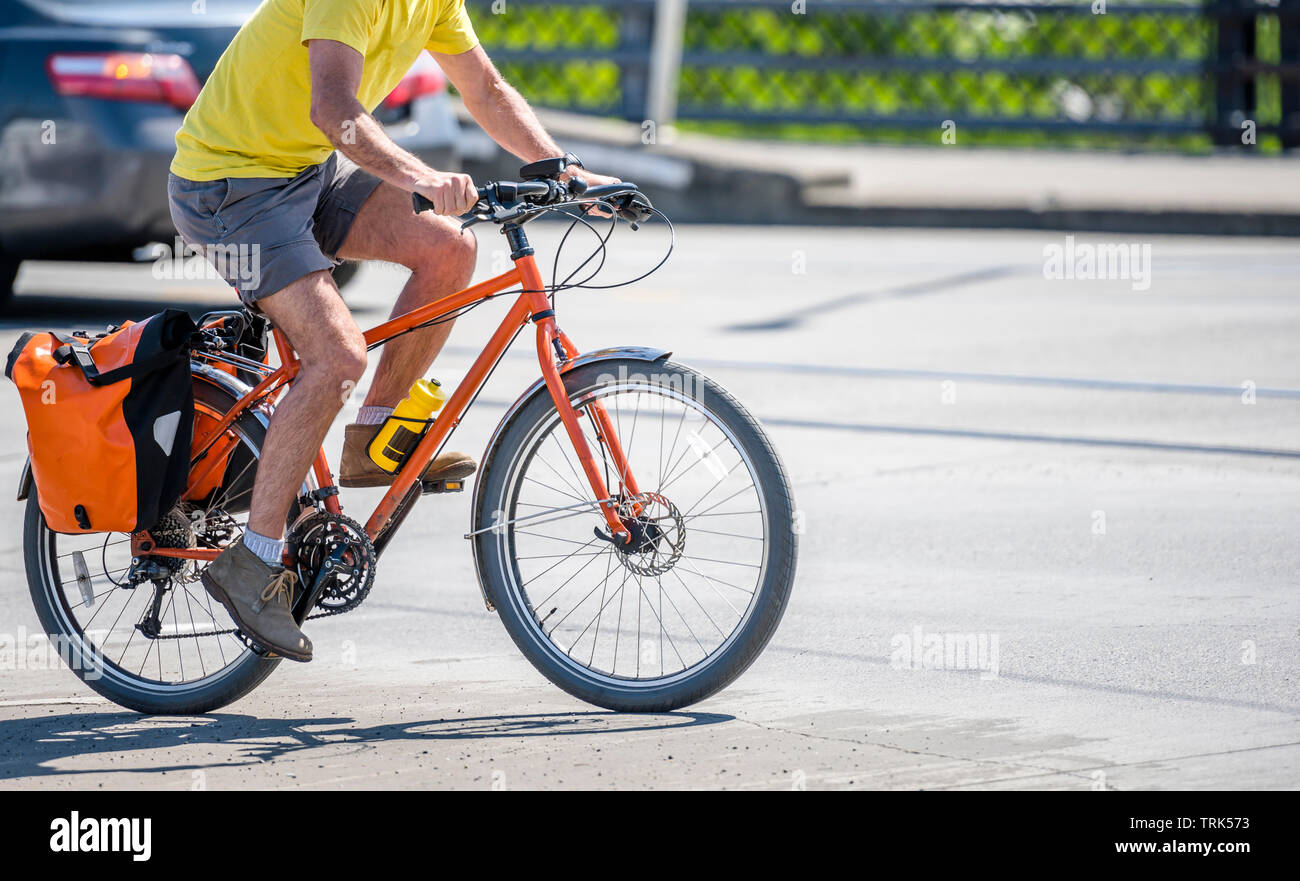 El hombre ciclista pedales una bicicleta y paseos por las calles de la  ciudad de Portland, prefiriendo, al igual que la mayoría de los residentes  de Portland, un activo y un estilo