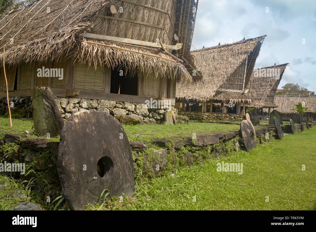 Una tradicional casa de mens para reuniones y ceremonias culturales en Colonia en la isla de Yap, Micronesia. Foto de stock