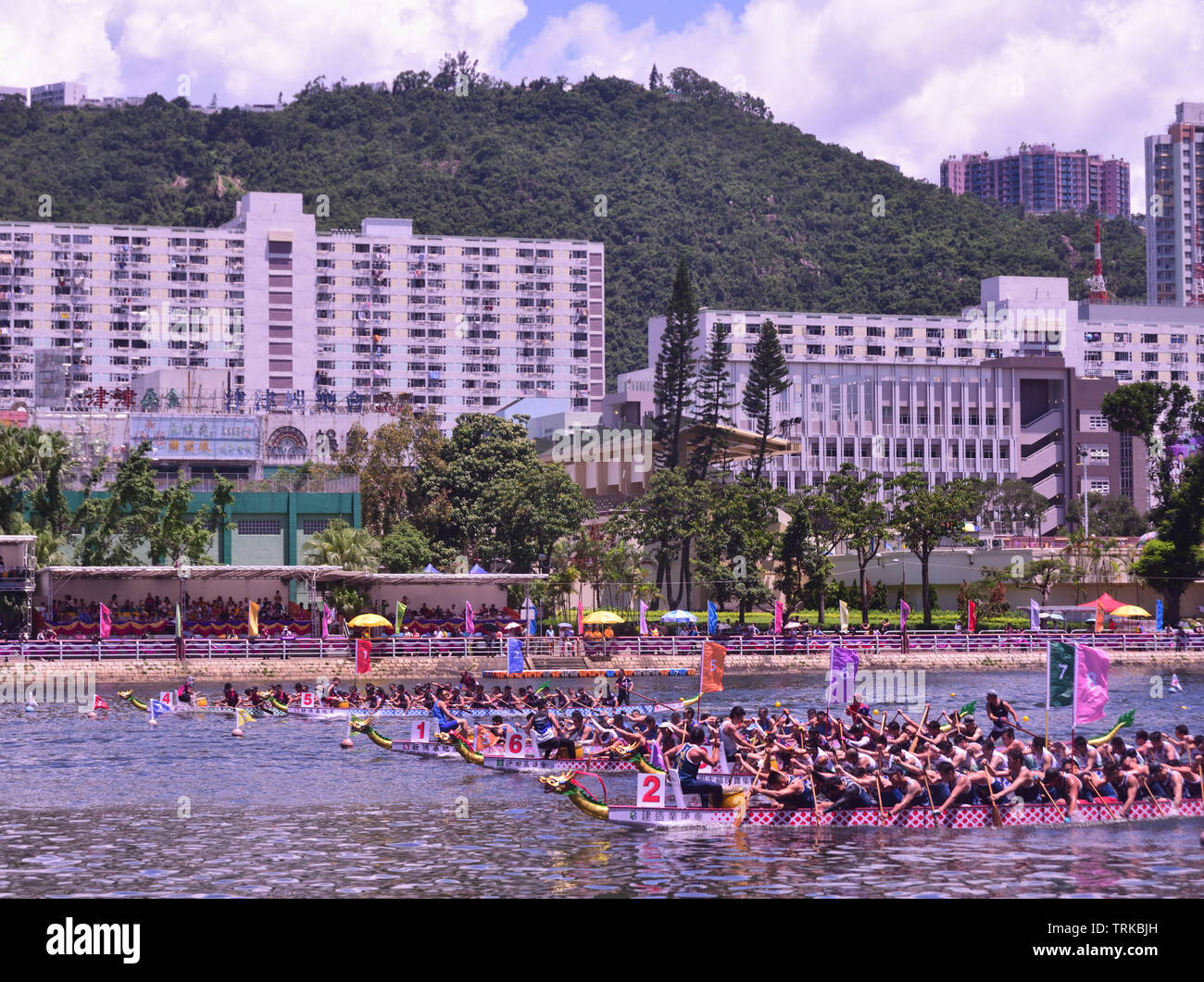 Carreras de Barcos de Dragón en el Río Shing Mun en Dragon Boat Festival, Shatin, Hong Kong Foto de stock