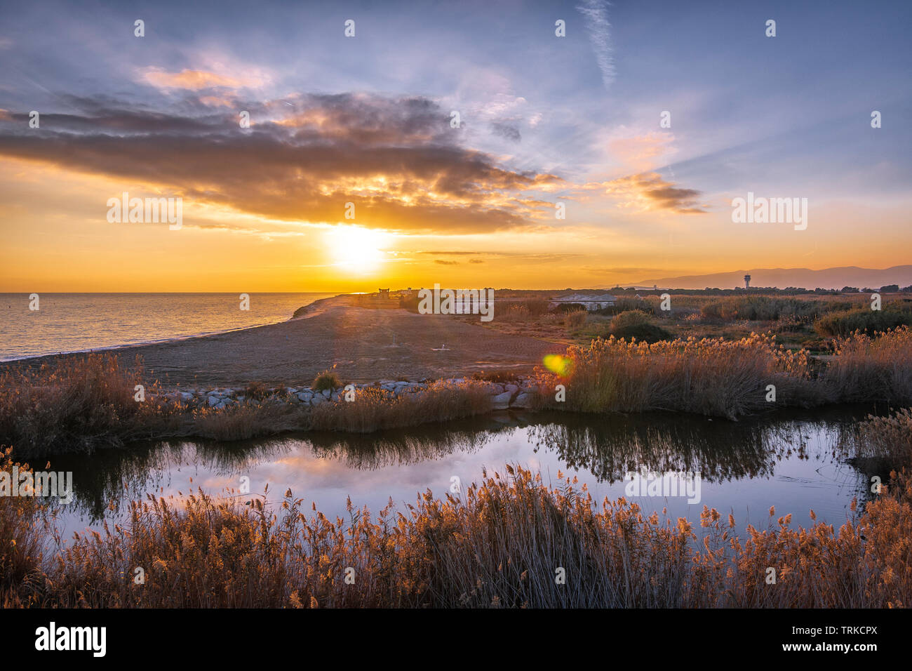 Atardecer en la desembocadura del río Foto de stock