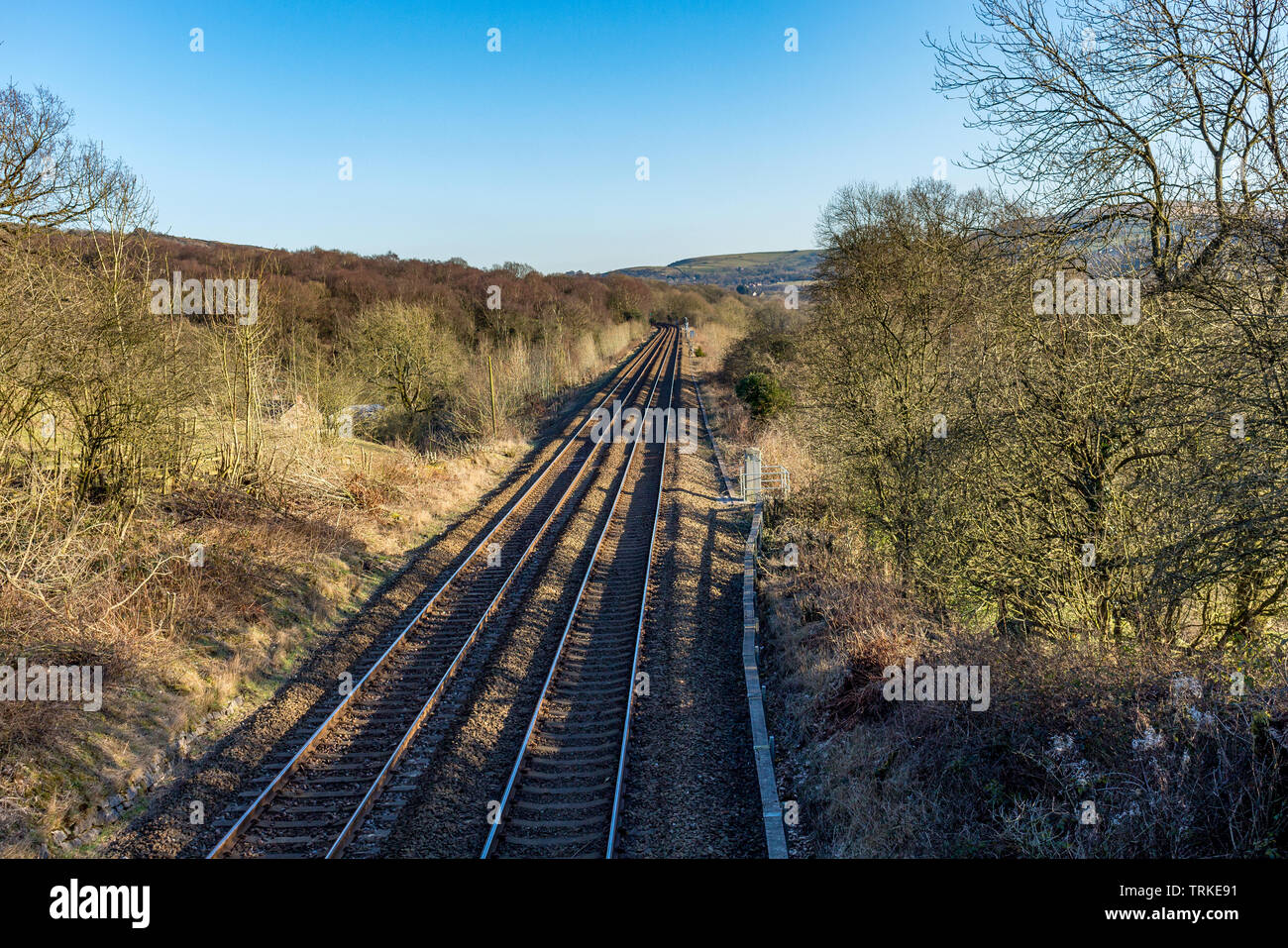 Vista en perspectiva de las vías del ferrocarril, pasando por countryide, Cheshire, Reino Unido. Foto de stock
