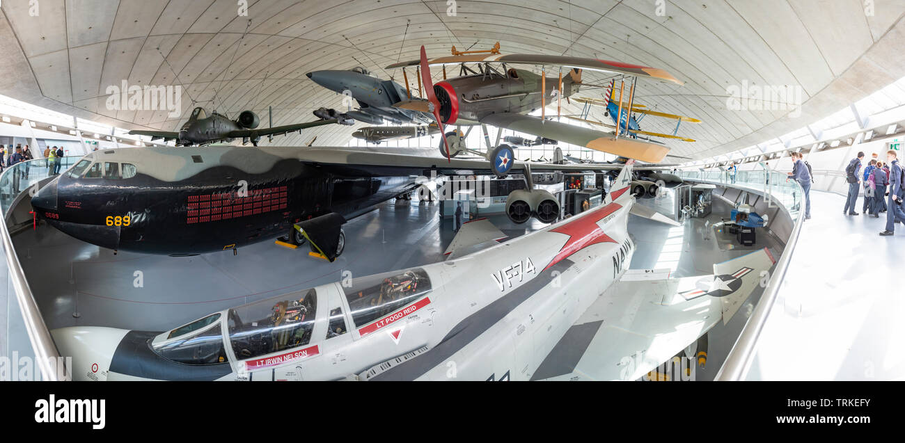 Panorama de la American Air Museum en el IWM Duxford, Cambridgeshire, Reino Unido Foto de stock