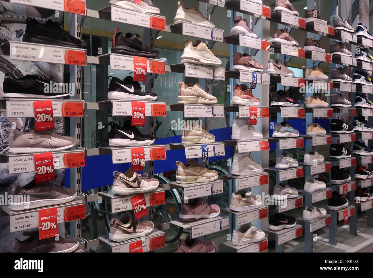 Zapatillas en un centro comercial Fotografía de stock - Alamy