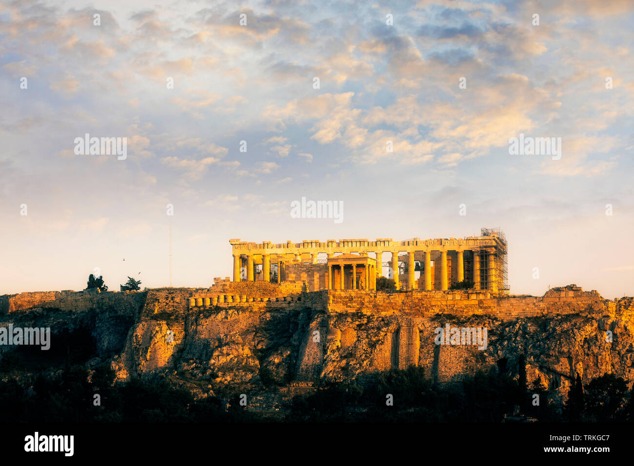El Partenón y el Erecteion cogiendo la última luz en la Acrópolis en Atenas, Grecia. Foto de stock