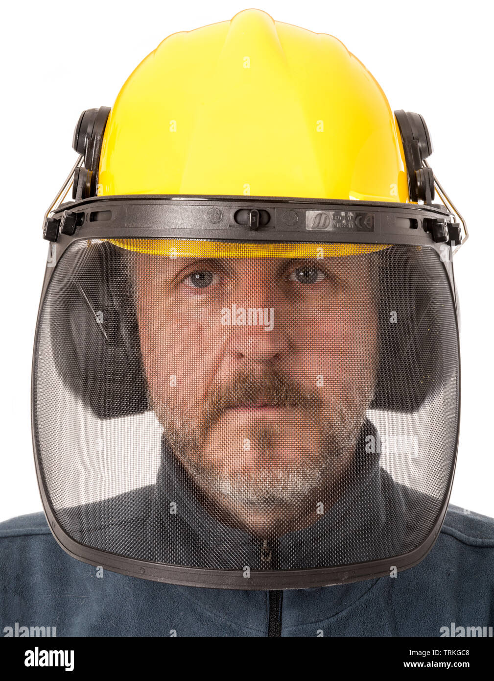Hombre que llevaba un casco de seguridad con malla de font y orejeras Foto de stock