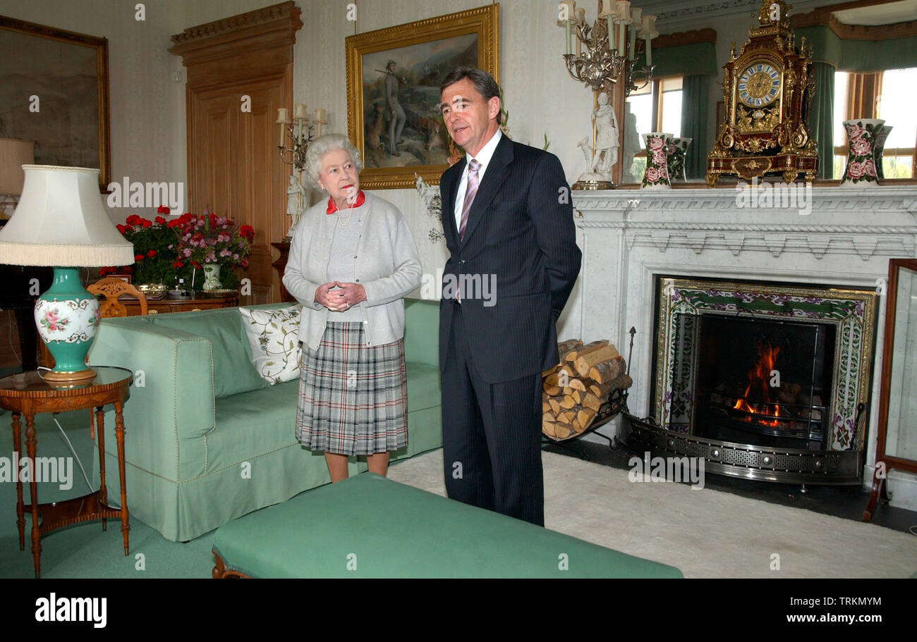 Su Majestad la Reina Isabel II invita a la premier de Victoria en Australia, John BRUMBY y su esposa,Romero Mackenzie, el castillo de Balmoral en Escocia Foto de stock