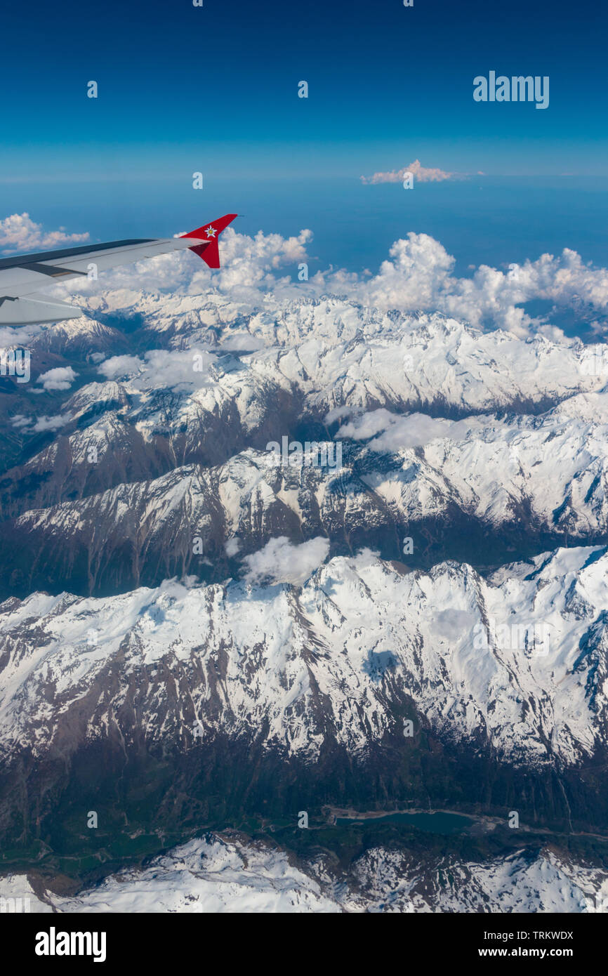 La vista de un Airbus A320 Edelweiss sobrevolar Suiza Foto de stock