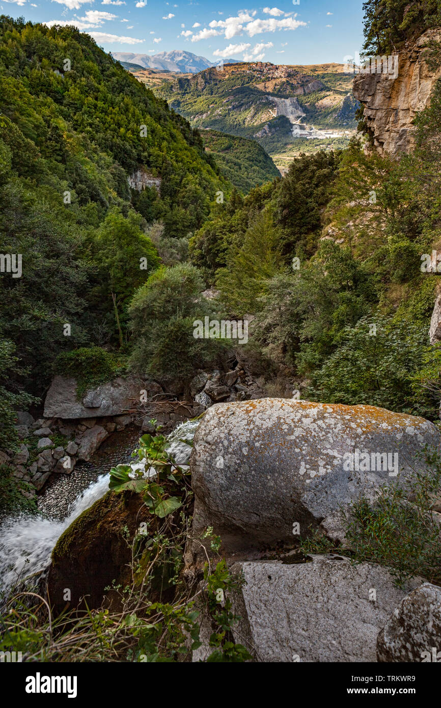 Cañón de Río Verde, caídas, caídas de Río Verde. Brrello, Abruzos Foto de stock