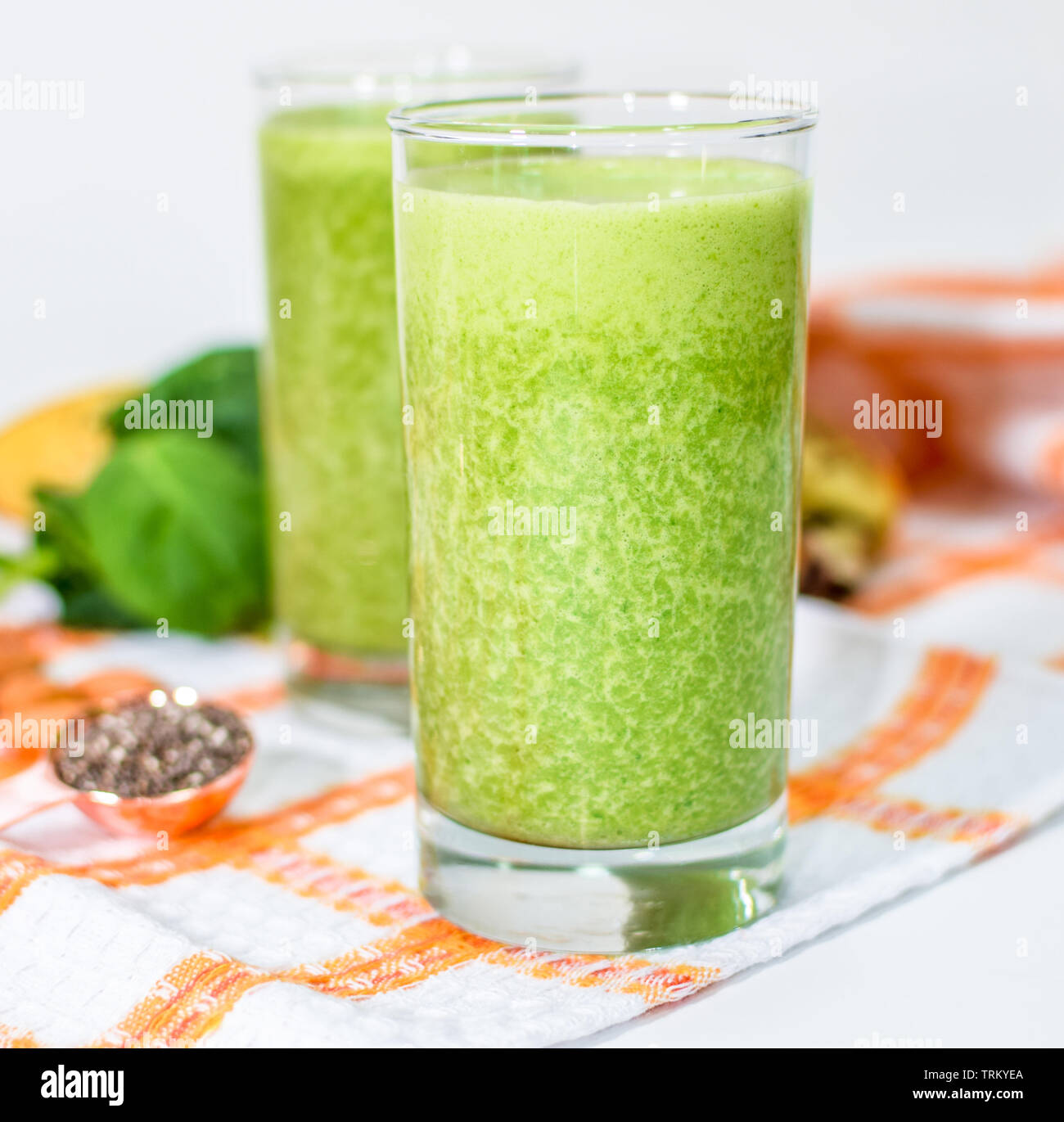 Espinacas sanas y verdes batido con plátano y las almendras en un cristal - desayuno saludable y estilo de vida Foto de stock