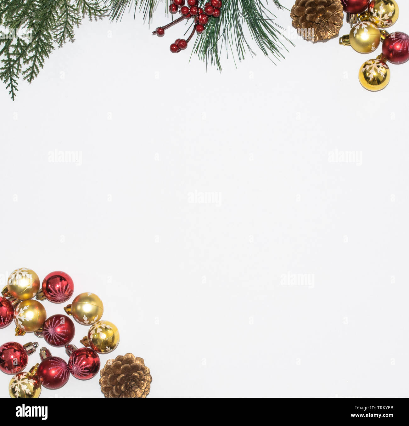 Composición de Navidad, decoración navideña y bolas arreglo sobre fondo blanco, cono de pino y ramas de árbol Foto de stock