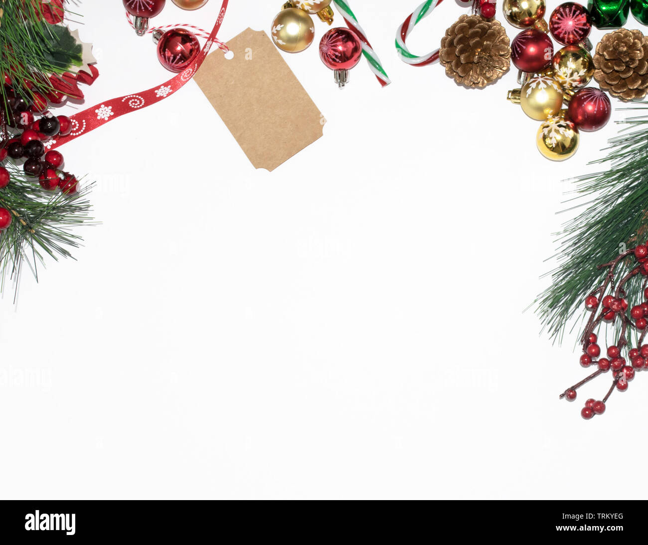 Navidad rojo verde composición en planos estilo laico, vista superior, adornos, Etiquetas de regalo, cinta y ramas de árbol, espacio de copia Foto de stock