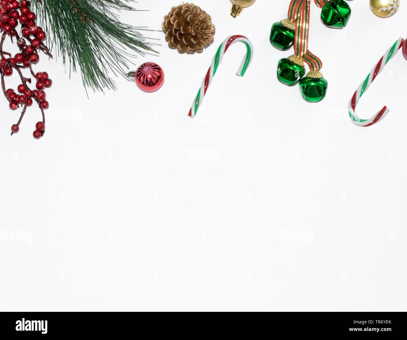 Composición de navidad con campanas verde y ornamentos, vista superior, plana lay, bastones de caramelo y Pine Cone papel tapiz, espacio de copia Foto de stock