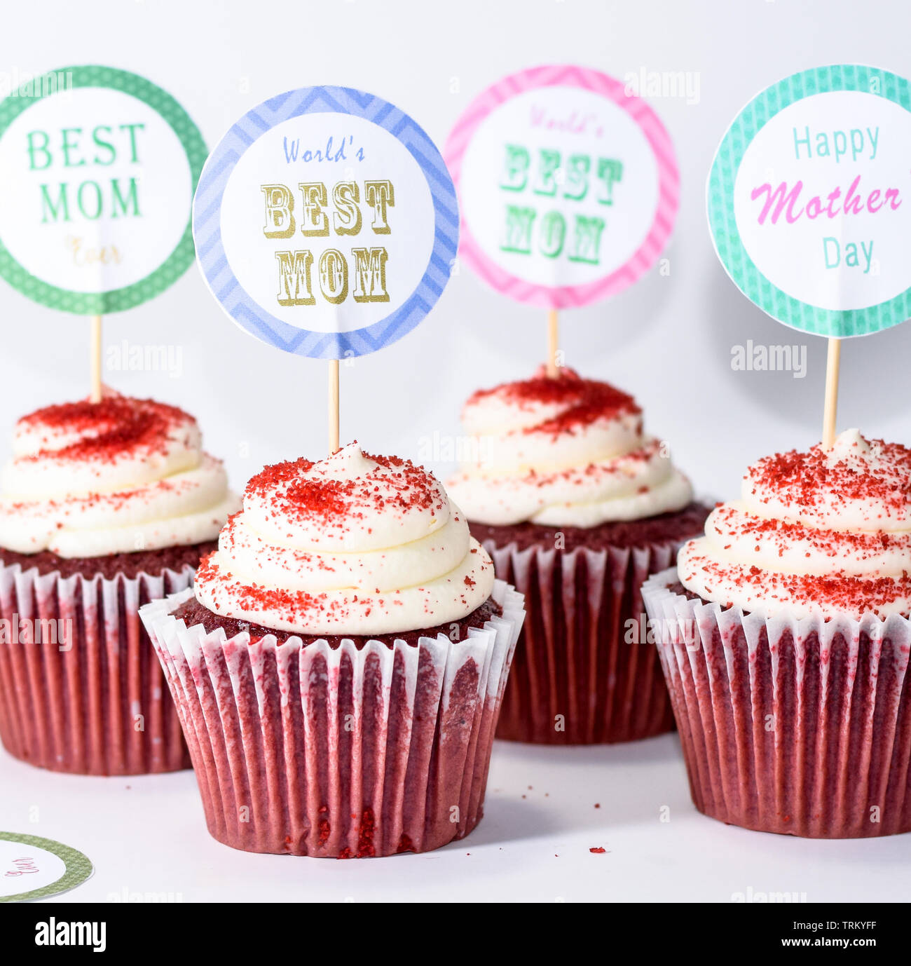 Cupcake acolchados o pegatinas para Feliz Día de las madres. Muñequitos redondos con texto Mejor Mamá nunca. Fiesta de cumpleaños cupcake muffin acolchados antecedentes Foto de stock