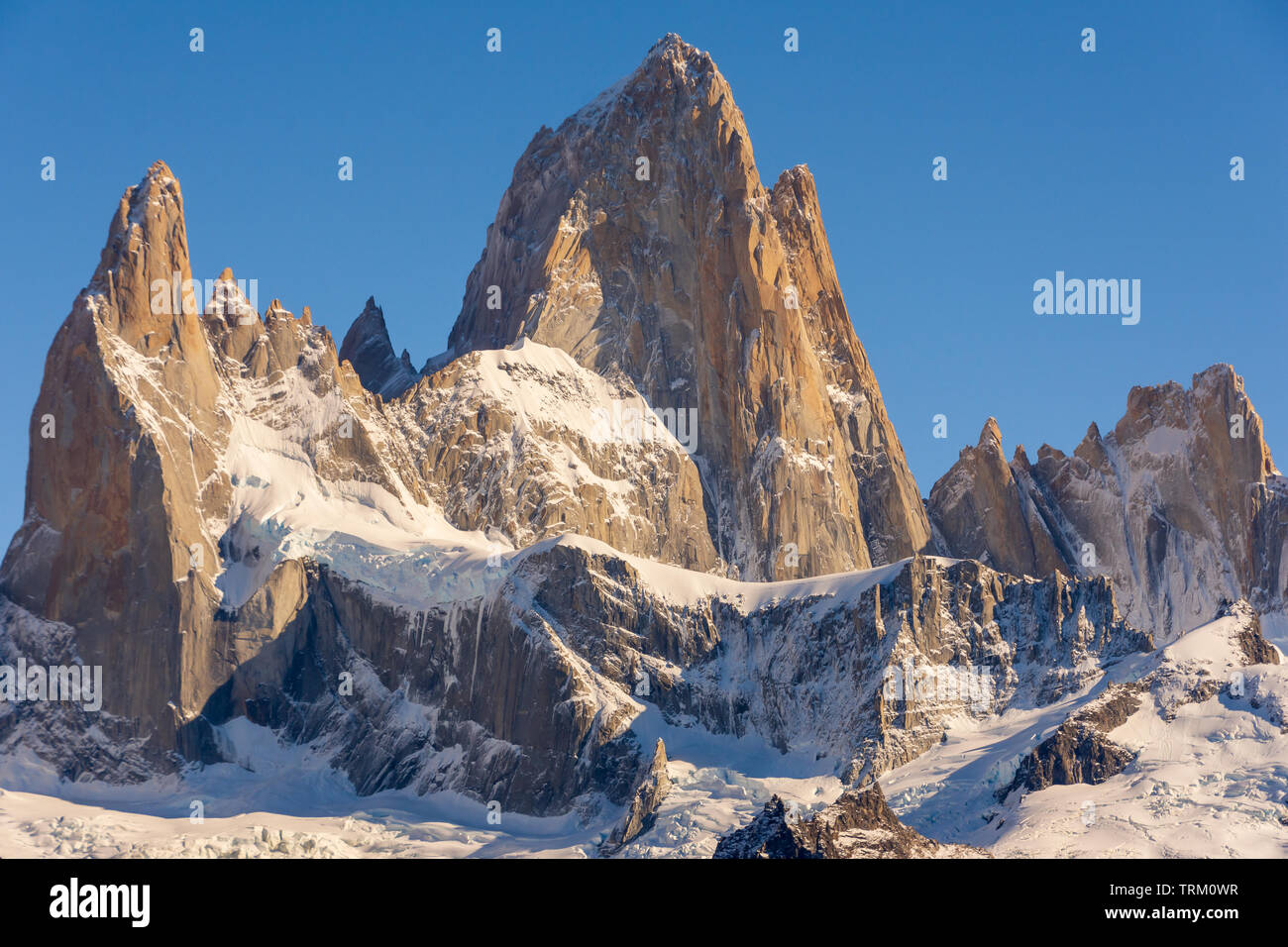 Una vista del Cerro Fitz Roy, en las afueras de la localidad de El Chaltén, en la región de la Patagonia Argentina. Foto de stock