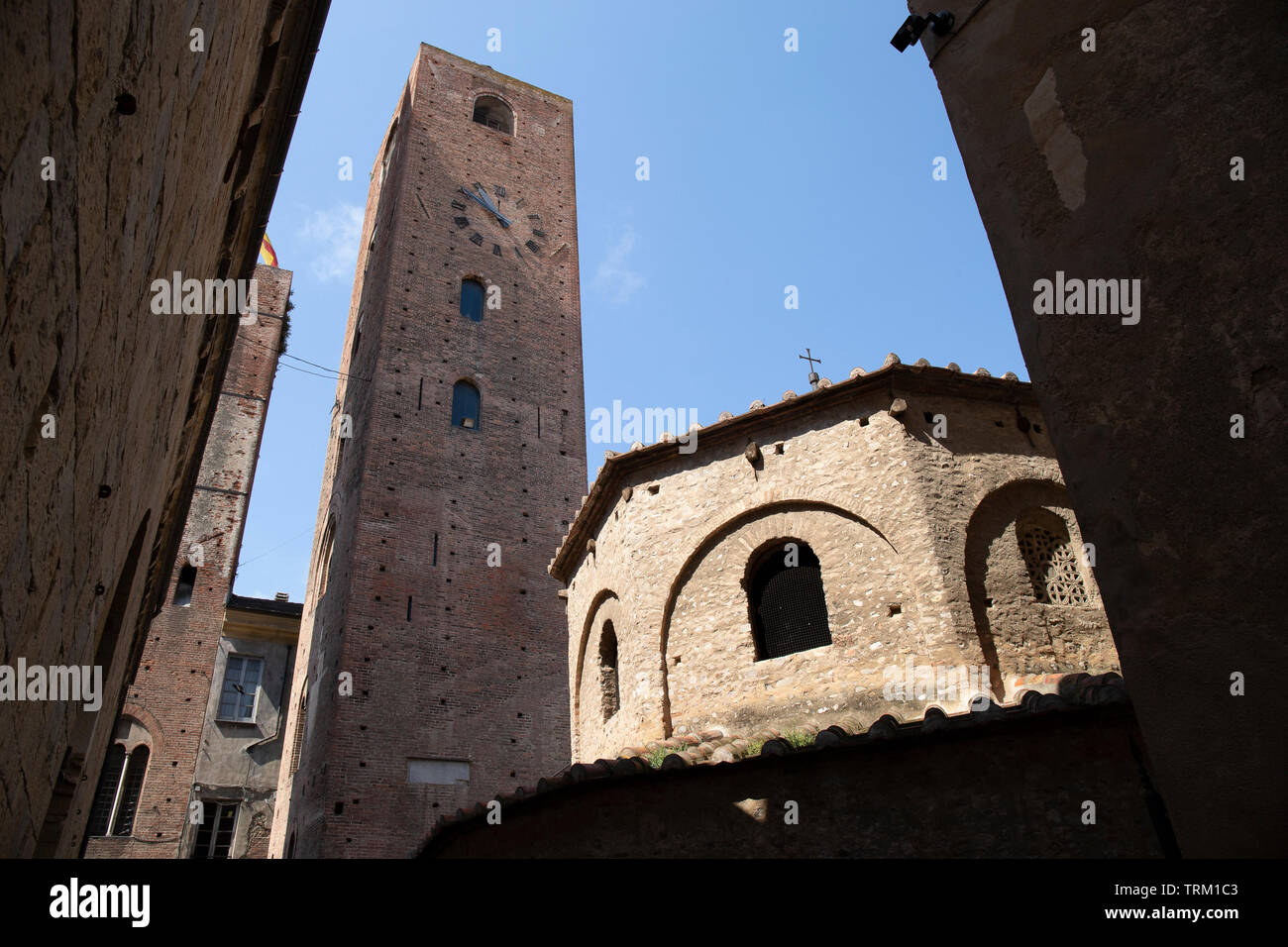El Baptisterio y la torre cívica, día soleado, Albenga, Liguria, Italia. Foto de stock
