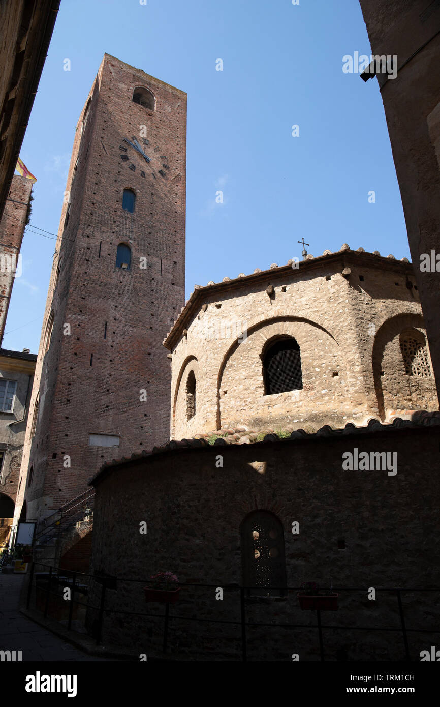 El Baptisterio y la torre cívica en un día soleado. Disparo vertical. Albenga, Liguria, Italia. Foto de stock