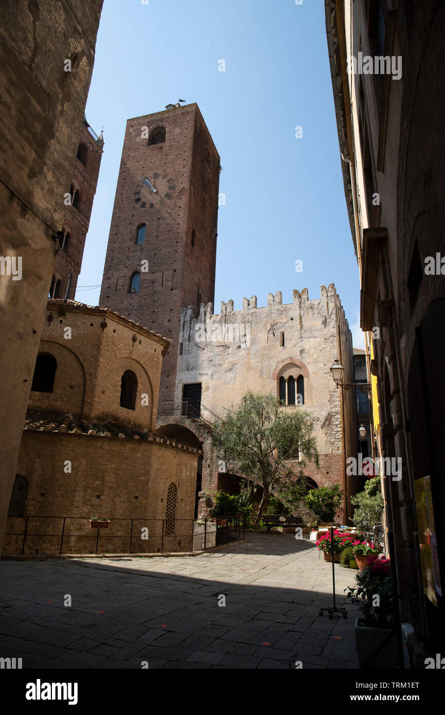 El Baptisterio, el Palazzo Vecchio y la torre cívica en un día soleado. Disparo vertical. Albenga, Liguria, Italia. Foto de stock