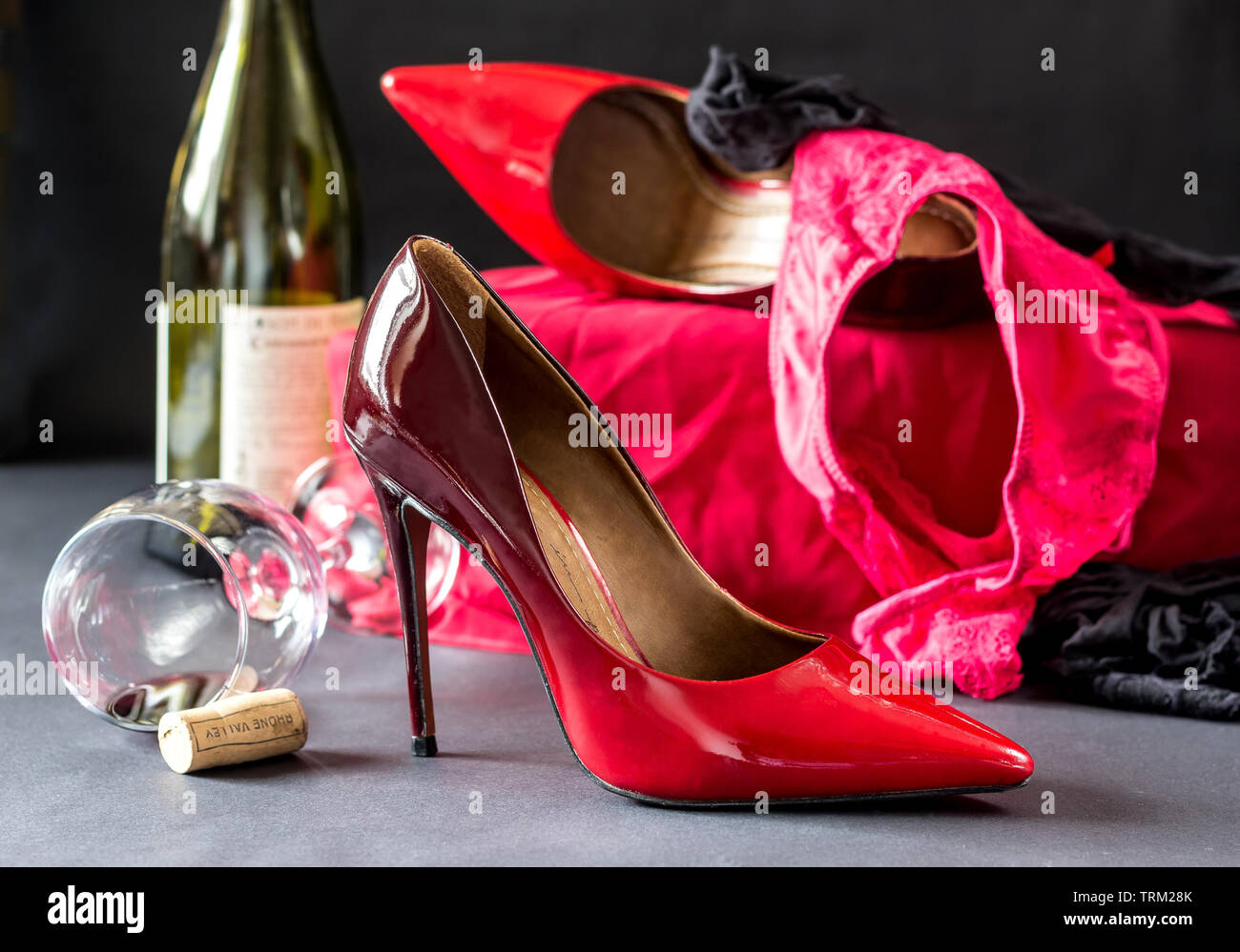 Los zapatos de tacón alto, de color rojo vino tinto, y un montón de botella  Fotografía de stock - Alamy