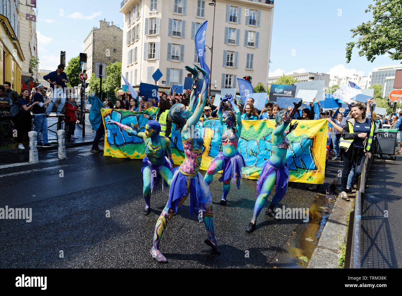 París, Francia. El 8 de junio, 2019. Vestida de azul, con banderas,  pancartas o disfraces, decenas de personas de marzo para denunciar la pesca  excesiva y la contaminación marina Fotografía de stock - Alamy