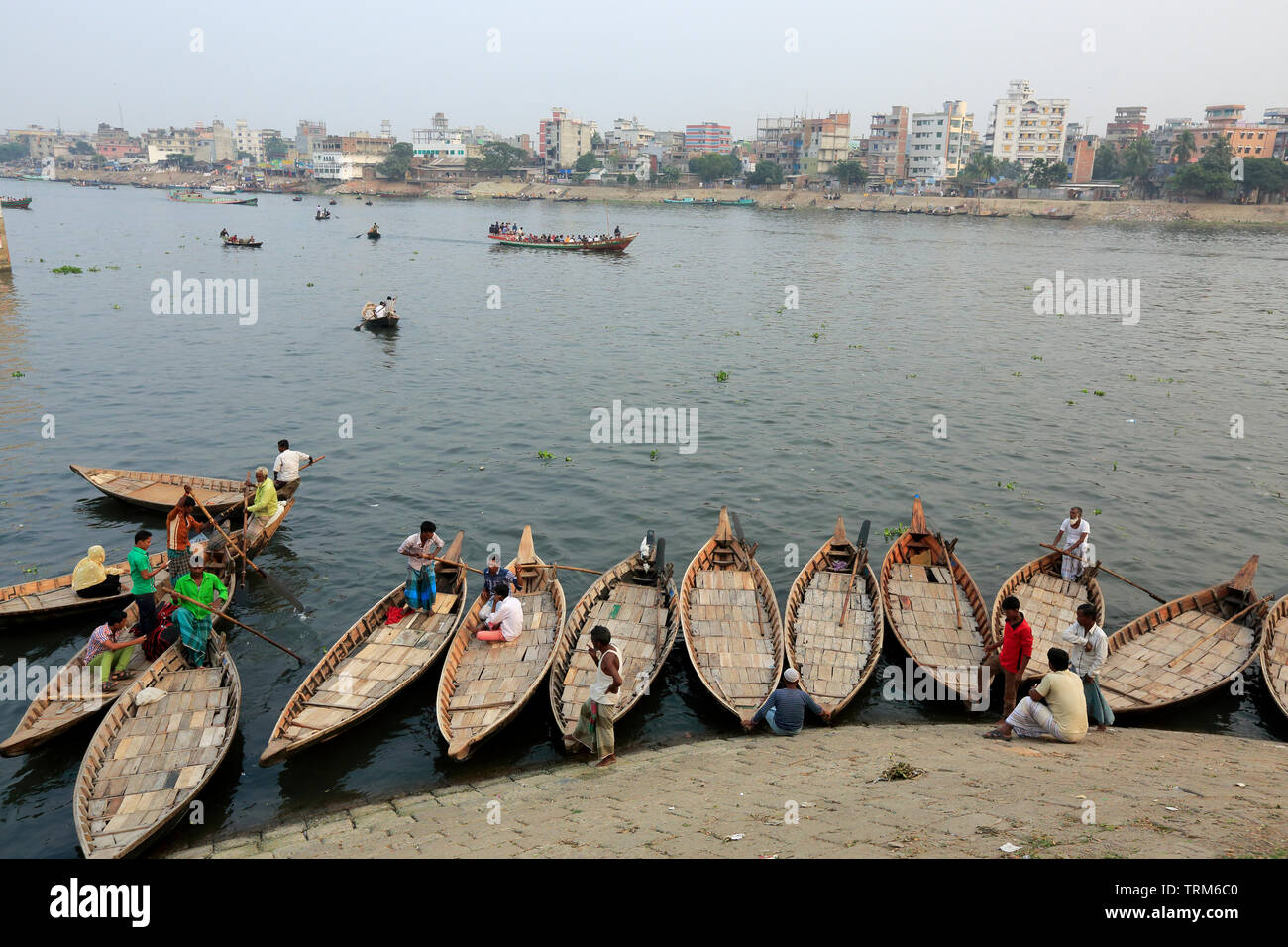 Transbordadores en el río Buriganga. Dhaka, Bangladesh Foto de stock