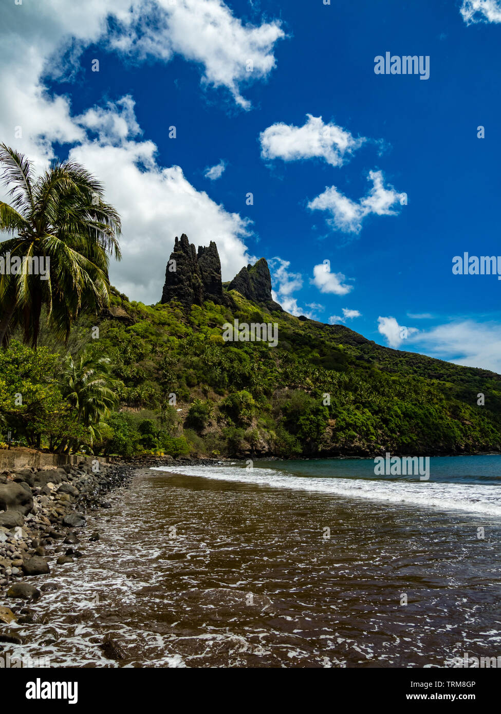 El impresionante paisaje de Hatiheu en Nuku Hiva, Marquesas, Polinesia Francesa Foto de stock