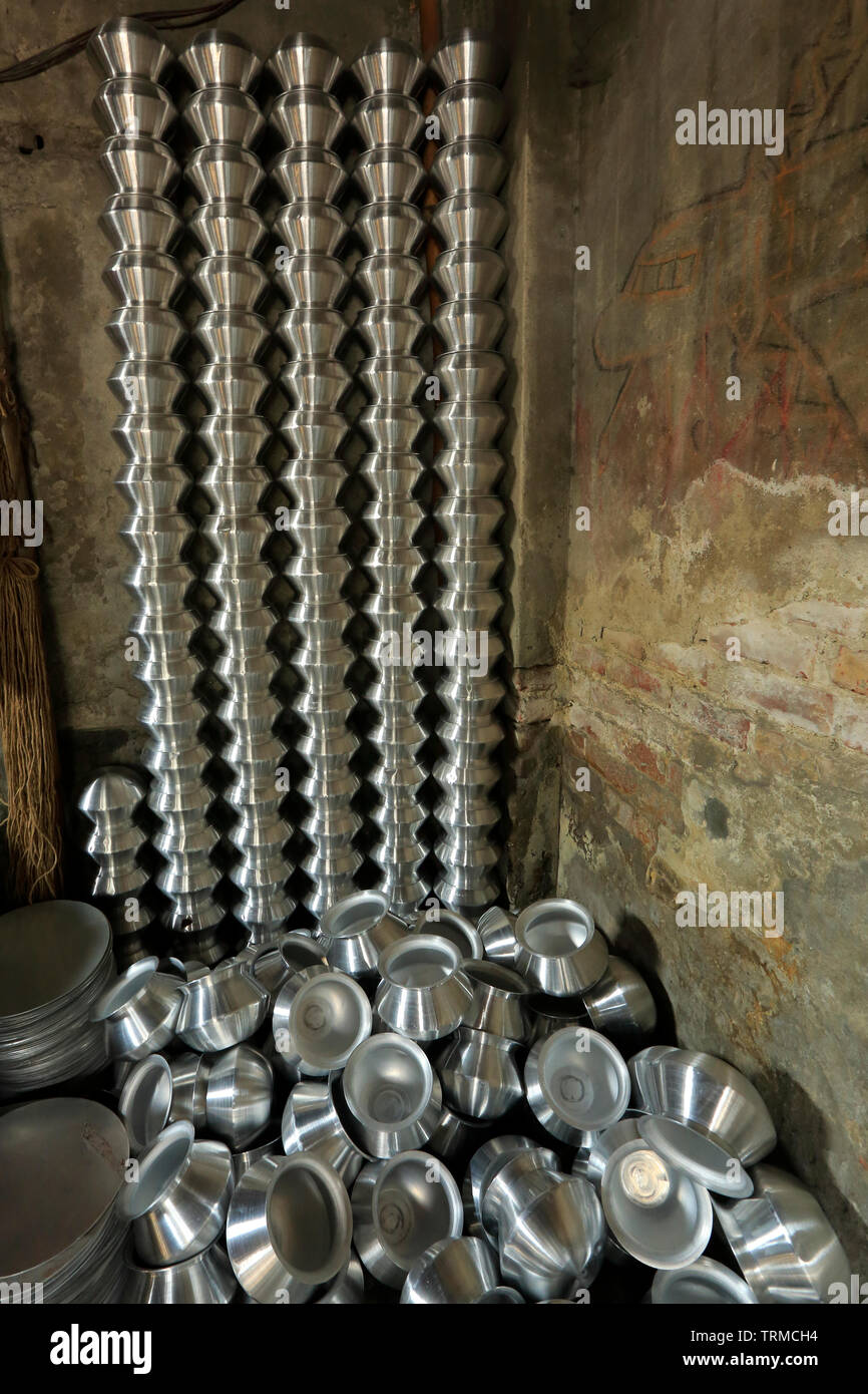 Ollas de aluminio en una fábrica en Dhaka, Bangladesh Fotografía de stock -  Alamy