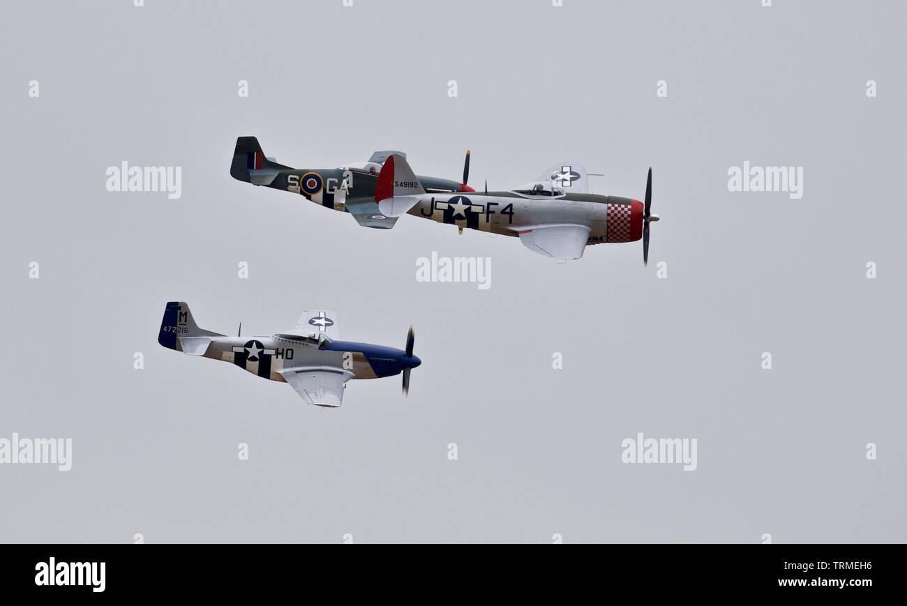 P-47 Thunderbolt G-Thun y dos P-51 Mustangs BIXL G / G-SHWN realizar un  especial flypast en el IWM Duxford para conmemorar el 75º aniversario del  Día D Fotografía de stock - Alamy