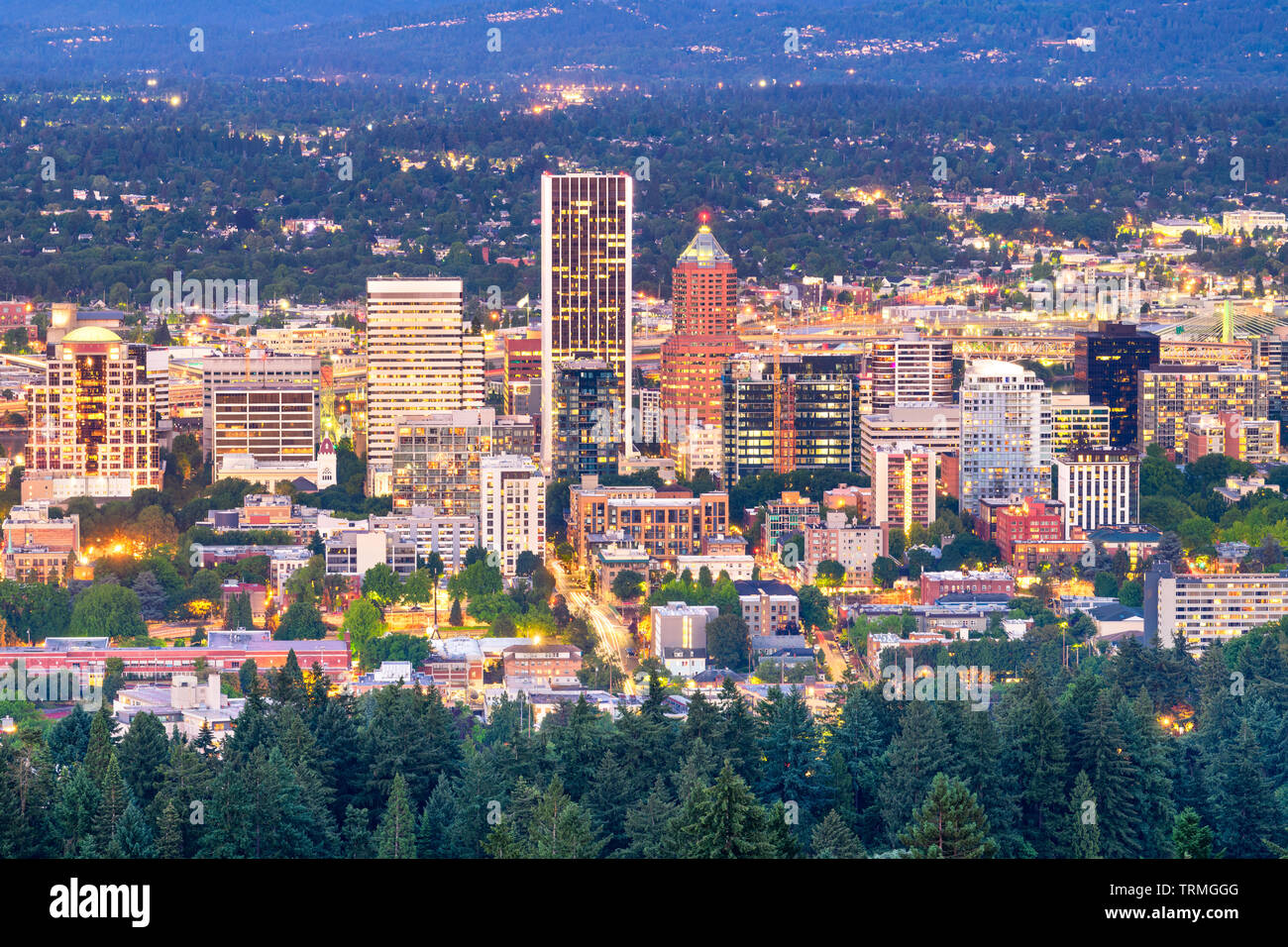 Portland, Oregon, USA el centro de ciudad en penumbra. Foto de stock